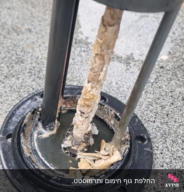 חלקי דוד שמש עם אבנית על גוף חימום